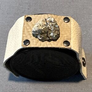 Leather snap cuff with natural stone